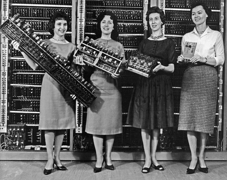 ENIAC_scientists_holding_various_parts_of_the_computer