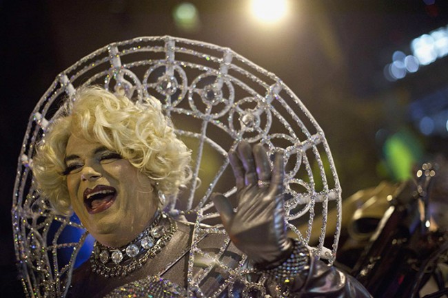 Halo-effect-a-man-in-drag-waves-to-the-crowd-650x433